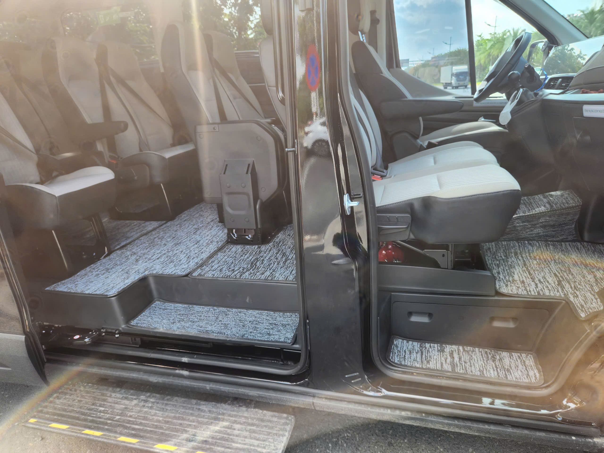 Ford Transit 16 chỗ 2
